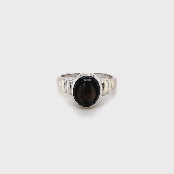 9ct white gold ring set with black sapphire